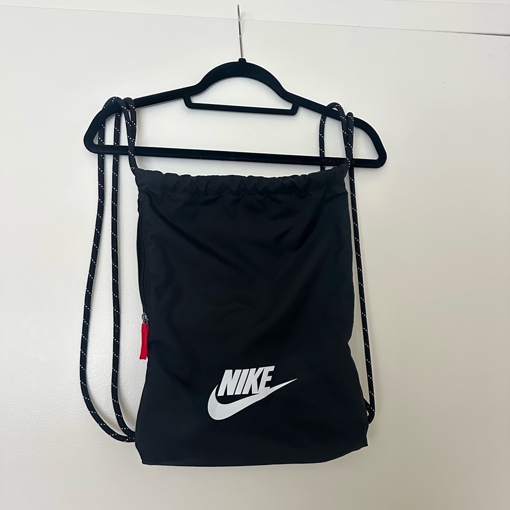 Nike Heritage 2 Gym Sack Black & White Drawstring Bag (NWOT)